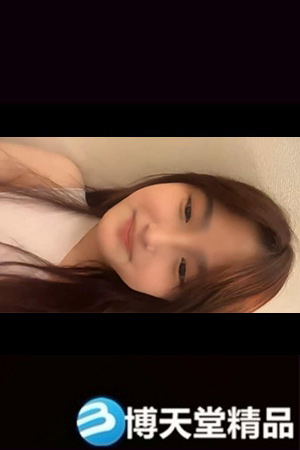 超甜卡哇伊19美少女，外表清纯甜美，观众强烈要求秀一波，到浴室看嫩穴，翘起屁股特写，大肥臀小骚逼